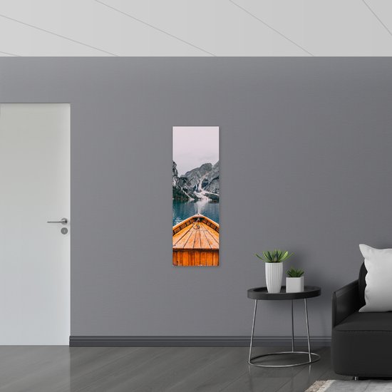 WallClassics - Dibond - Bateau en bois vers Montagnes - Photo sur aluminium 40x120 cm (avec système de suspension)
