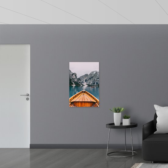 WallClassics - Dibond - Bateau en bois vers Montagnes - Photo sur aluminium 60x90 cm (avec système de suspension)