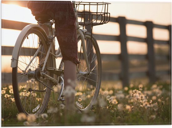 WallClassics - Vlag - Fietser door Bloemenveld - 40x30 cm Foto op Polyester Vlag