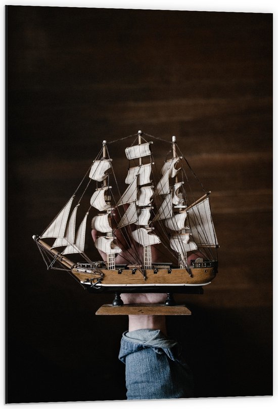 WallClassics - Dibond - Miniatuurversie van Groot Zeilschip - 60x90 cm Foto op Aluminium (Wanddecoratie van metaal)