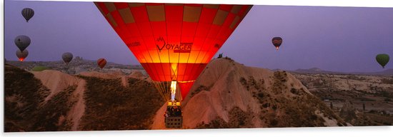 WallClassics - Dibond - Luchtballonnen bij Bergen - 150x50 cm Foto op Aluminium (Met Ophangsysteem)