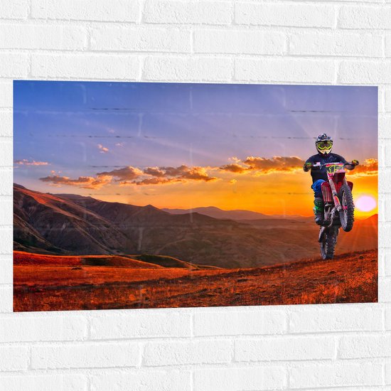 WallClassics - Muursticker - Motorrijder bij Berglandschap met Zon - 90x60 cm Foto op Muursticker