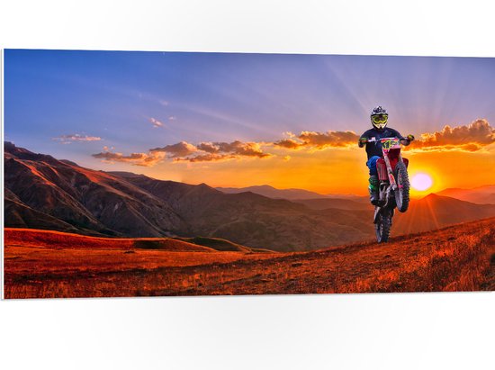 WallClassics - PVC Schuimplaat - Motorrijder bij Berglandschap met Zon - 100x50 cm Foto op PVC Schuimplaat (Met Ophangsysteem)