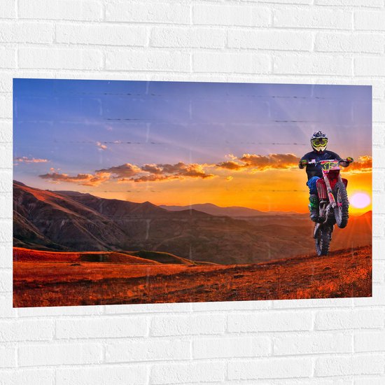 WallClassics - Muursticker - Motorrijder bij Berglandschap met Zon - 105x70 cm Foto op Muursticker