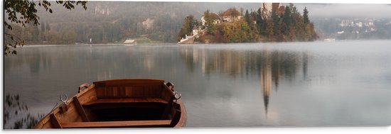 WallClassics - Dibond - Houten Boot bij Kasteel op Water - 90x30 cm Foto op Aluminium (Wanddecoratie van metaal)