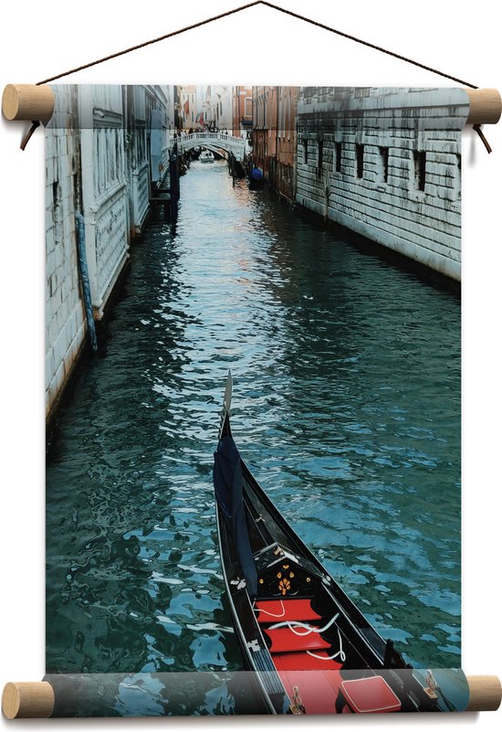 WallClassics - Textielposter - Gondel in Smalle Rivier in Venetie - 30x40 cm Foto op Textiel