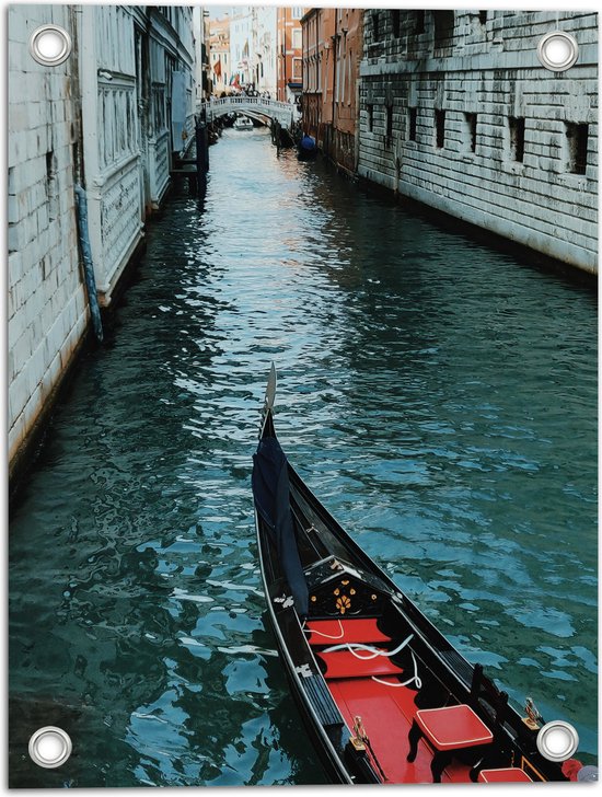 WallClassics - Tuinposter – Gondel in Smalle Rivier in Venetie - 30x40 cm Foto op Tuinposter  (wanddecoratie voor buiten en binnen)