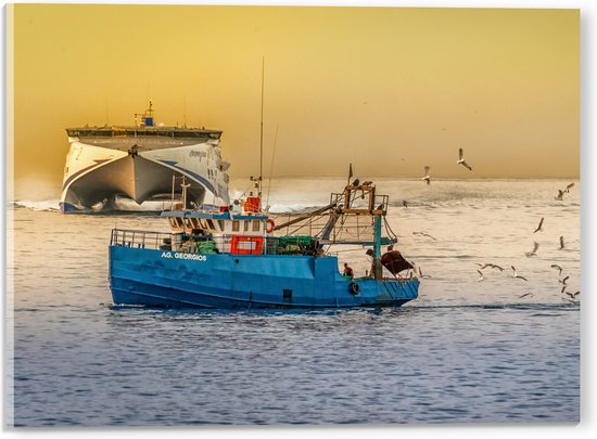 WallClassics - Acrylglas - Blauwe Vissersboot omringd door Zeemeeuwen - 40x30 cm Foto op Acrylglas (Met Ophangsysteem)