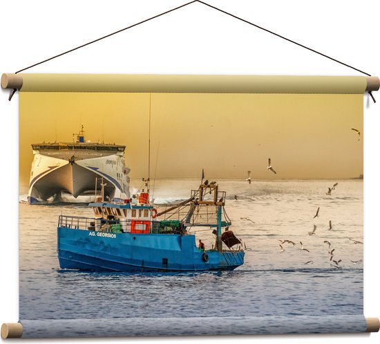 WallClassics - Textielposter - Blauwe Vissersboot omringd door Zeemeeuwen - 60x40 cm Foto op Textiel