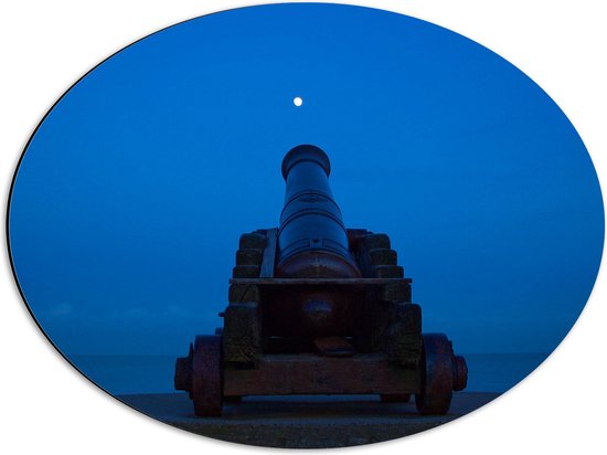WallClassics - Dibond Ovaal - Kanon bij Blauwe Lucht - 56x42 cm Foto op Ovaal (Met Ophangsysteem)