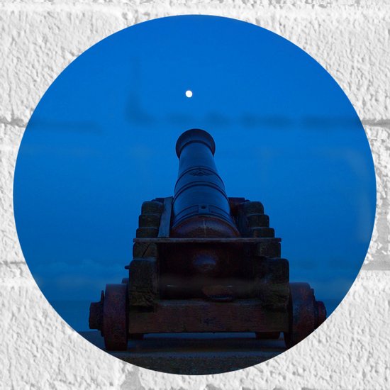 WallClassics - Muursticker Cirkel - Kanon bij Blauwe Lucht - 20x20 cm Foto op Muursticker