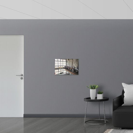 WallClassics - Toile - Motos garées dans un hangar - Tableau 60x40 cm sur toile (Décoration murale sur toile)