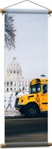 WallClassics - Textielposter - Gele Schoolbussen bij Gebouw - 30x90 cm Foto op Textiel
