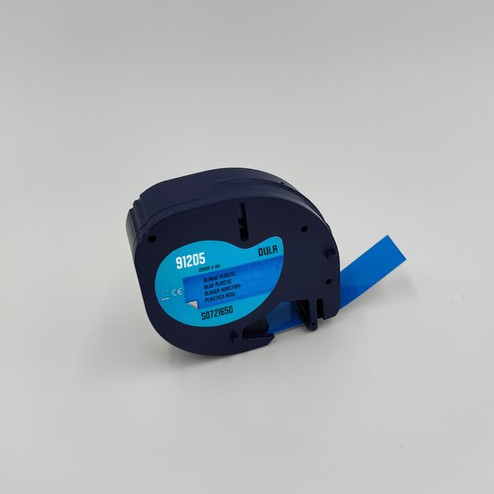 Een donkerblauwe labelcassette met blauwe tape. Tekst op label: 91205, DULA, 12mm x 4m, BLUE PLASTIC.