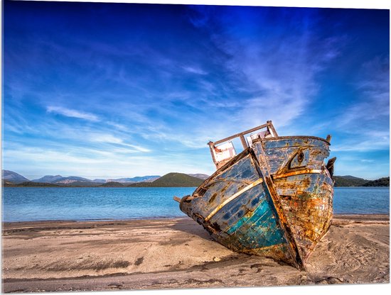 WallClassics - Plexi Acrylglas- Scheepswrak gestrand op Strand - 100x75 cm Foto op Acrylglas (Met Ophangsysteem)