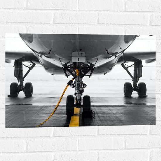 WallClassics - Muursticker - Onderkant van Vliegtuig - 75x50 cm Foto op Muursticker
