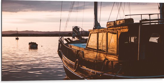 WallClassics - Dibond - Oude Vissersboot bij Avondzon - 100x50 cm Foto op Aluminium (Met Ophangsysteem)