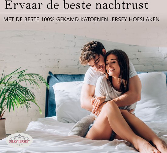 Koppelen omhelst vrouw op een bed. Tekst: Ervaar de beste nachtrust. Silky Jersey.