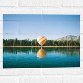 WallClassics - Muursticker - Luchtballon landend op Kust bij Water - 40x30 cm Foto op Muursticker