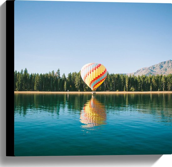 WallClassics - Canvas  - Luchtballon landend op Kust bij Water - 40x40 cm Foto op Canvas Schilderij (Wanddecoratie op Canvas)