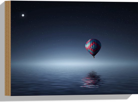 WallClassics - Hout - Laagzwevende Luchtballon boven Water in de Nacht - 40x30 cm - 12 mm dik - Foto op Hout (Met Ophangsysteem)