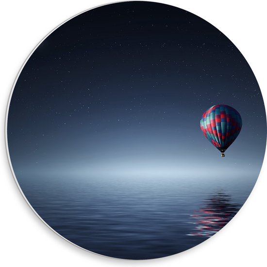 WallClassics - PVC Schuimplaat Muurcirkel - Laagzwevende Luchtballon boven Water in de Nacht - 30x30 cm Foto op Muurcirkel (met ophangsysteem)