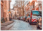 WallClassics - Acrylglas - Geparkeerde Auto's in Stadje - 40x30 cm Foto op Acrylglas (Met Ophangsysteem)