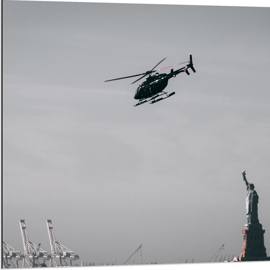 WallClassics - Dibond - Helikopter zwevend boven Vrijheidsbeeld in New York - 80x80 cm Foto op Aluminium (Met Ophangsysteem)