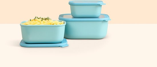 Trois boîtes de conservation Mepal bleu clair avec des pâtes, sur fond jaune pâle.
