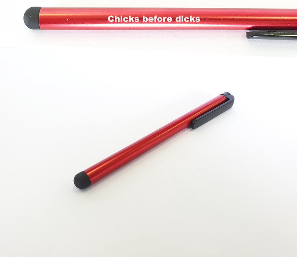 Styluspen Met Gravering - Chicks Before Dicks