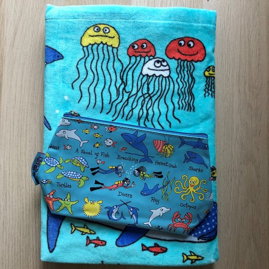 Oceaan dieren kinder handdoek / strandlaken met bijpassend klein toilettasje - Tyrrell Katz