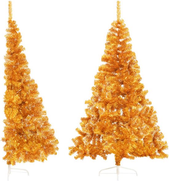 Twee gouden kunstkerstbomen, één half rond en één volledig rond, met witte standaarden.