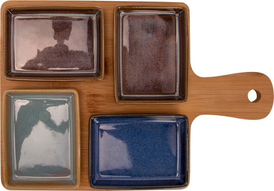 Bamboe serveerplank met vier vierkante keramische schaaltjes in blauw, grijs, bruin en donkerbruin.