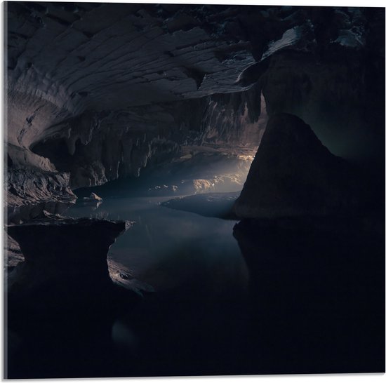 WallClassics - Acrylglas - Donkere Grot met Zonnestralen - 50x50 cm Foto op Acrylglas (Met Ophangsysteem)