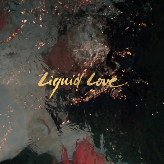 Gedetailleerd beeld van water met 'Liquid Love' in gouden letters. Gevlamde oranje en donkere reflecties in het water.