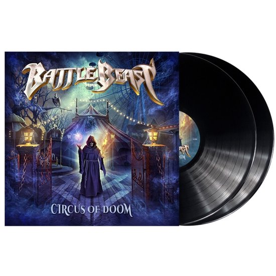 Battle Beast Circus of Doom dubbel vinyl albumhoes met twee zwarte vinylplaten. Een figuur met een paarse mantel staat voor een circus tent.