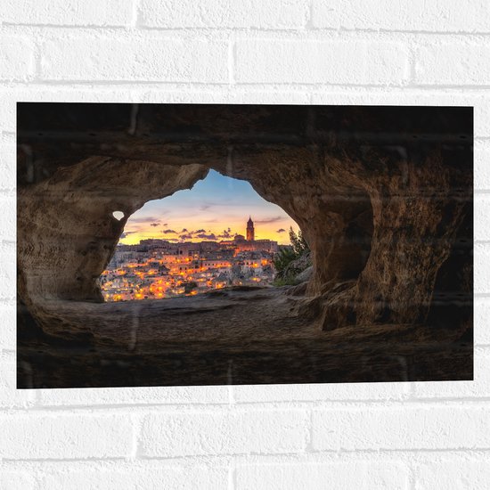 WallClassics - Muursticker - Uitzicht op Dorpje vanuit Stenen Grot - 60x40 cm Foto op Muursticker
