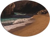WallClassics - Dibond Ovaal - Aanspoelende Golven op Strand met Rotsen - 80x60 cm Foto op Ovaal (Met Ophangsysteem)