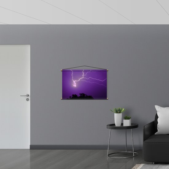 WallClassics - Affiche Textile - Foudre dans un Ciel Violet au-dessus d'un Arbre - 90x60 cm Photo sur Textile