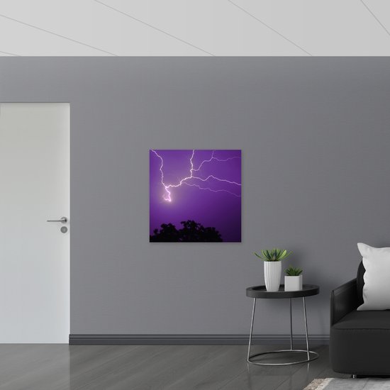 WallClassics - Drapeau - Foudre dans un ciel violet au-dessus d'un arbre - Photo 80x80 cm sur drapeau en polyester
