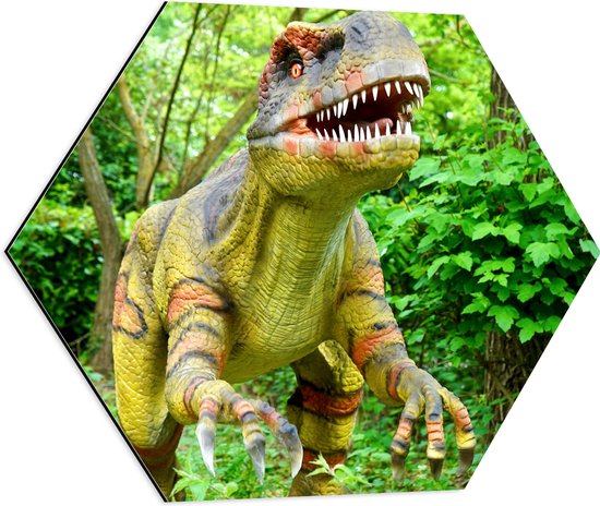 WallClassics - Dibond Hexagon - Dinosaurus in het Bos - 60x52.2 cm Foto op Hexagon (Met Ophangsysteem)