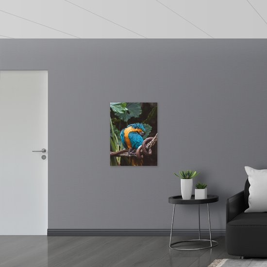 WallClassics - Poster Glanzend – Gekke Papegaai op een Tak - 60x80 cm Foto op Posterpapier met Glanzende Afwerking