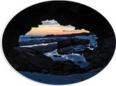WallClassics - PVC Schuimplaat Ovaal - Grote Rotsen in het Water - 28x21 cm Foto op Ovaal  (Met Ophangsysteem)