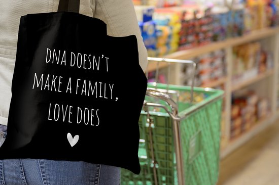 MuchoWow® Schoudertas - Strandtas - Big Shopper - Boodschappentas - Engelse quote "DNA doesn't make a family, love does" met een hartje op een zwarte achtergrond - 45x45 cm - Katoenen tas