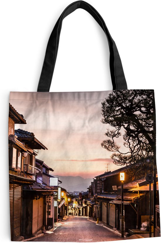 MuchoWow® Schoudertas - Strandtas - Big Shopper - Boodschappentas - Zonsondergang over de Japanse straten van Gion in Kioto - 45x45 cm - Katoenen tas