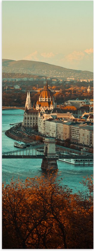 WallClassics - Poster Glanzend – Zijaanzicht van Hongaars Parlementsgebouw - 20x60 cm Foto op Posterpapier met Glanzende Afwerking