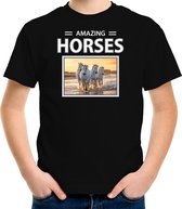 Dieren foto t-shirt wit paard - zwart - kinderen - amazing horses - cadeau shirt witte paarden liefhebber - kinderkleding / kleding 158/164