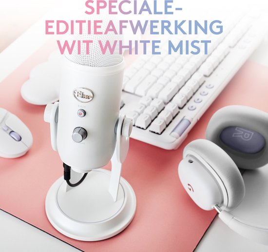 White Mist microfoon, toetsenbord, muis en koptelefoon op een roze mat.