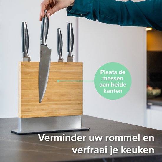 Verschillende messen worden aan beide kanten in de bamboe messenhouder geplaatst. "Verminder uw rommel en verfraai je keuken."