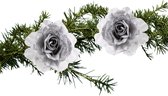 Fleurs de sapin de Noël sur clip - 2x pièces - argent/blanc - synthétiques - 18 cm